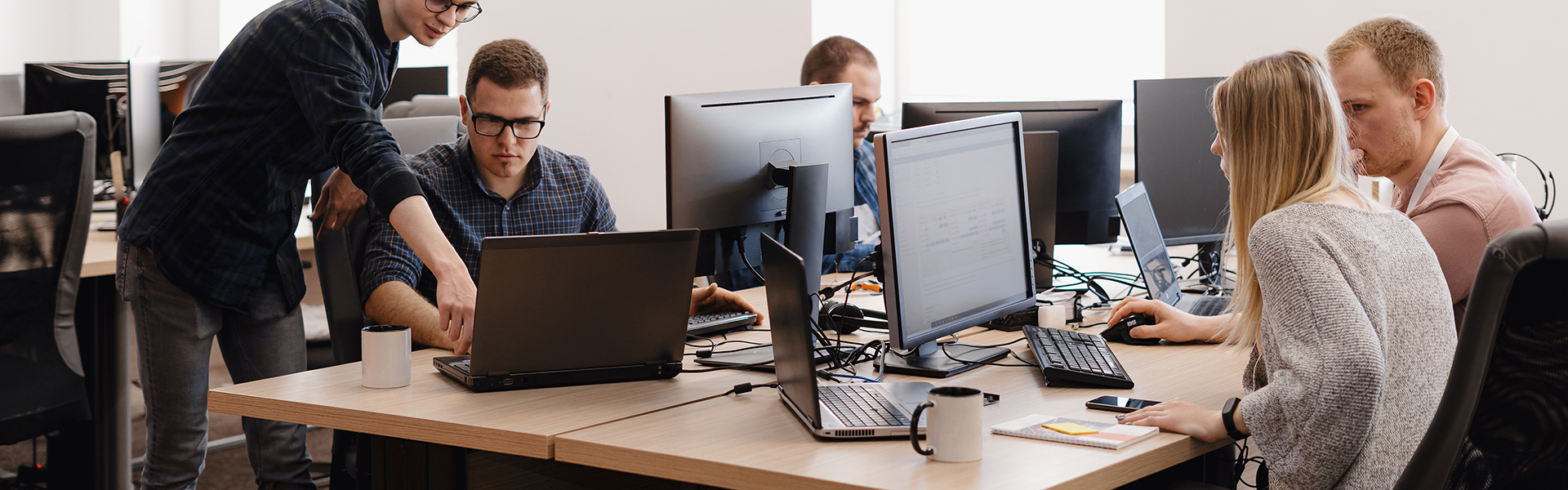 groupe-travaille-bureau